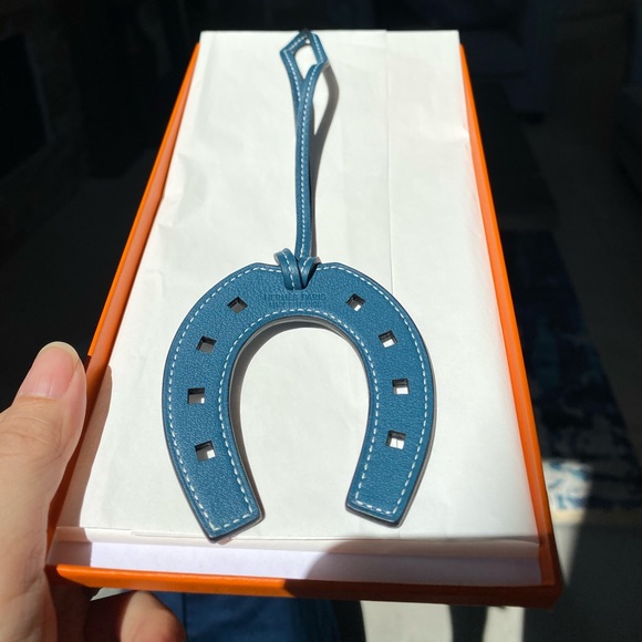 hermes horseshoe charm